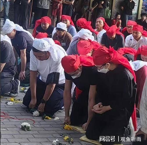 61岁郭富城推掉工作陪妻子千里奔丧,戴红孝帽跪拜没一点天王架子(组图) - 2