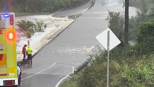 两天降雨量达240毫米！暴雨席卷昆州及新州，50名师生露营被困 - 3