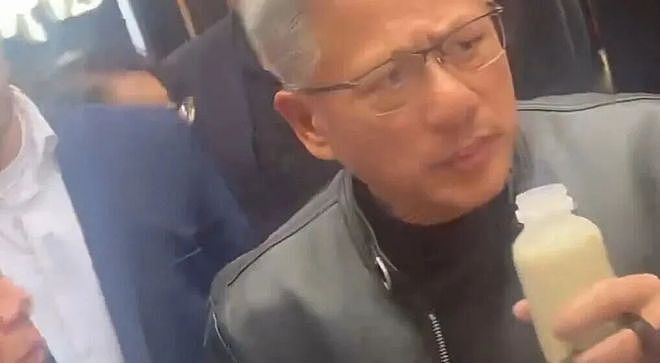 黄仁勋在辣妹胸口签名后,更炸裂的一幕出现了!(组图) - 6