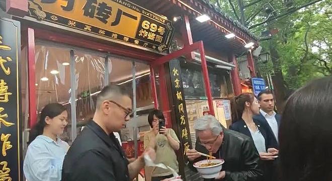 黄仁勋在辣妹胸口签名后,更炸裂的一幕出现了!(组图) - 7