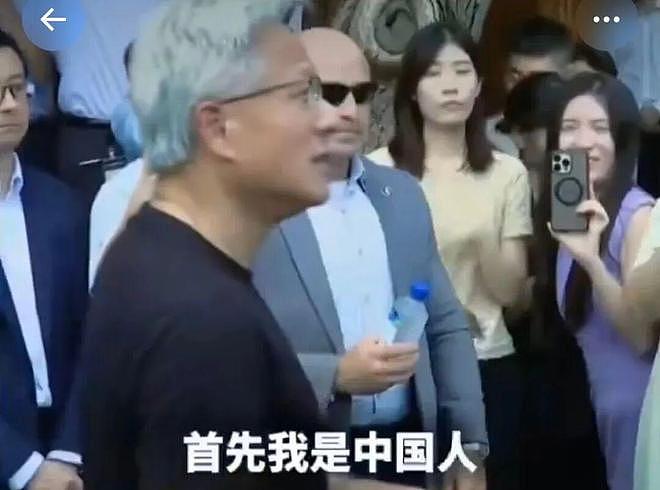 黄仁勋在辣妹胸口签名后,更炸裂的一幕出现了!(组图) - 8