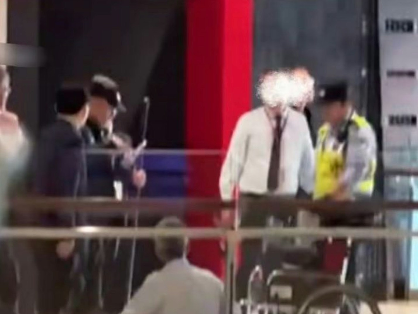 上海浦东餐厅男子持刀伤3人！59岁疑犯被捕，日媒：2伤者为日本人（组图） - 2