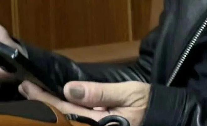 黄仁勋被全网确诊灰指甲？高清镜头曝光，网友：千万别和他握手！ - 5