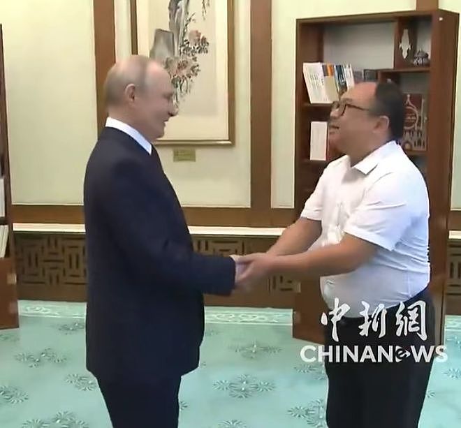 奇妙的缘分!偶遇26年后湖南工程师与普京再见面,互赠的礼物都是瓷器,当事人讲述 - 1