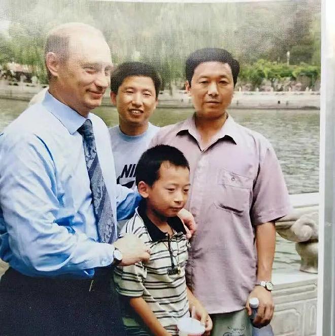 奇妙的缘分!偶遇26年后湖南工程师与普京再见面,互赠的礼物都是瓷器,当事人讲述 - 3