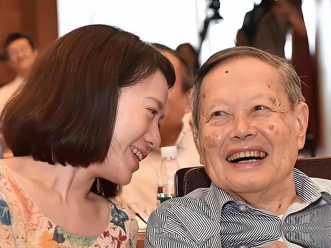翁帆现状:丈夫去世7个月,与老友相聚红光满面,继子继女都不在(组图) - 2