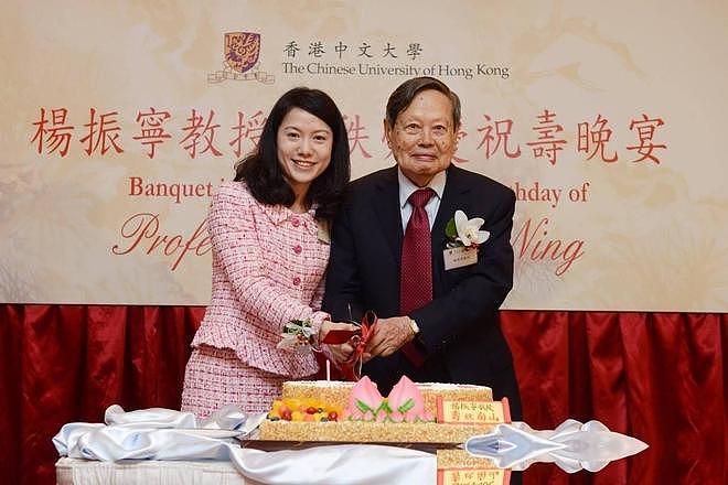 翁帆现状:丈夫去世7个月,与老友相聚红光满面,继子继女都不在(组图) - 3