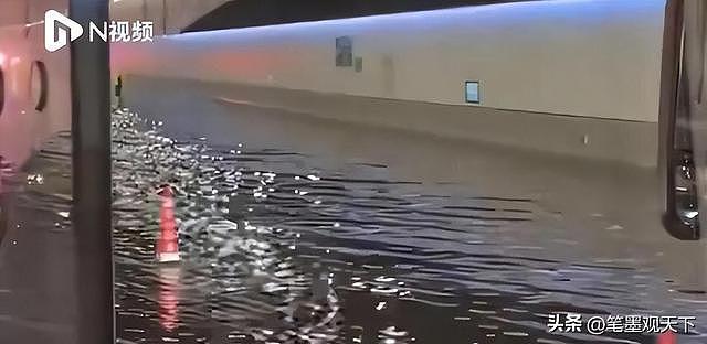 隧道看海!深圳深中通道雨水倒灌、大面积积水,网友发帖一针见血(组图) - 4