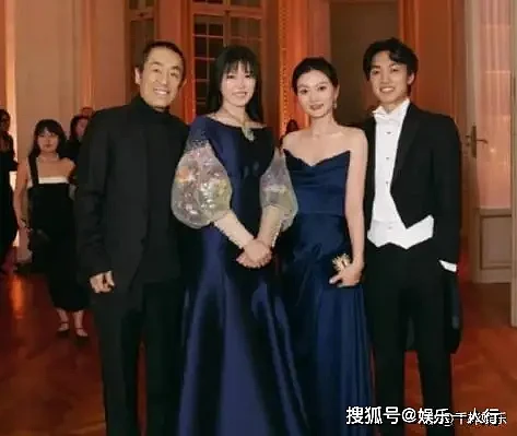 76岁张艺谋与妻子低调现身耶鲁毕业典礼.... - 1