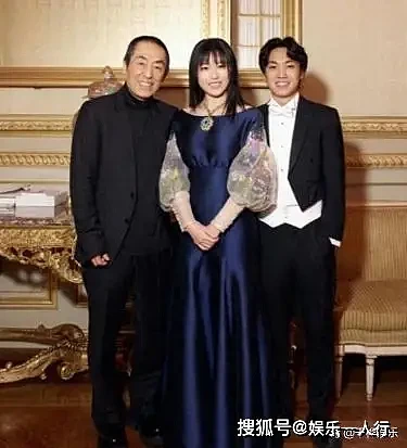 76岁张艺谋与妻子低调现身耶鲁毕业典礼.... - 2