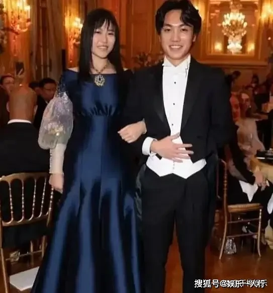 76岁张艺谋与妻子低调现身耶鲁毕业典礼.... - 3