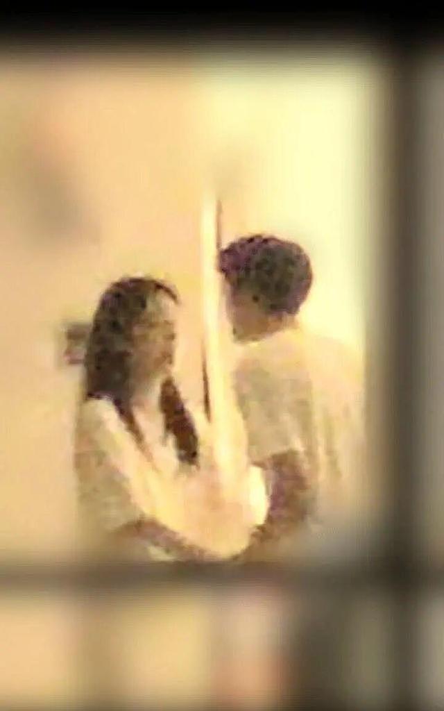 炸穿热搜！周也“忘拉窗帘”高清视频流出：高冷女神私下竟这么疯 - 2