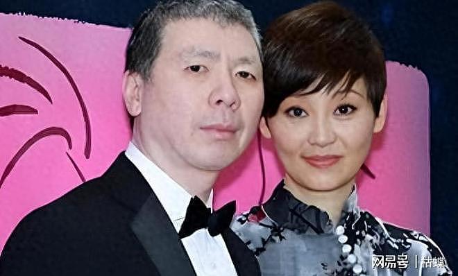 徐帆回应离婚9个月后，冯小刚再陷争议，养女徐朵成导火索 - 1