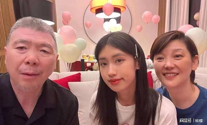 徐帆回应离婚9个月后，冯小刚再陷争议，养女徐朵成导火索 - 6