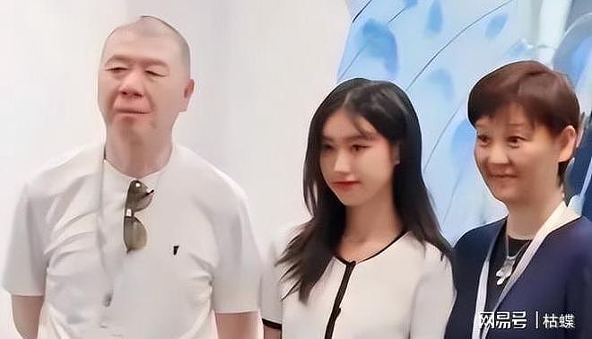 徐帆回应离婚9个月后，冯小刚再陷争议，养女徐朵成导火索 - 13
