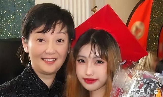 徐帆回应离婚9个月后，冯小刚再陷争议，养女徐朵成导火索 - 17