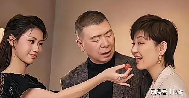 徐帆回应离婚9个月后，冯小刚再陷争议，养女徐朵成导火索 - 27