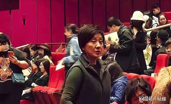 徐帆回应离婚9个月后，冯小刚再陷争议，养女徐朵成导火索 - 28
