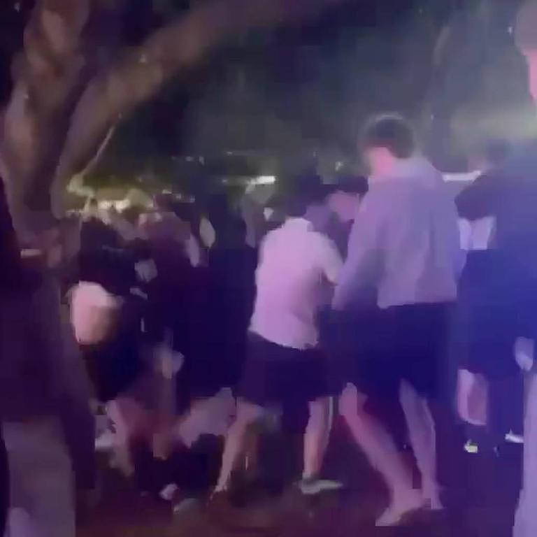 场面失控！澳洲热门活动突发百人大乱斗，青年疑持刀袭击现场群众 - 1