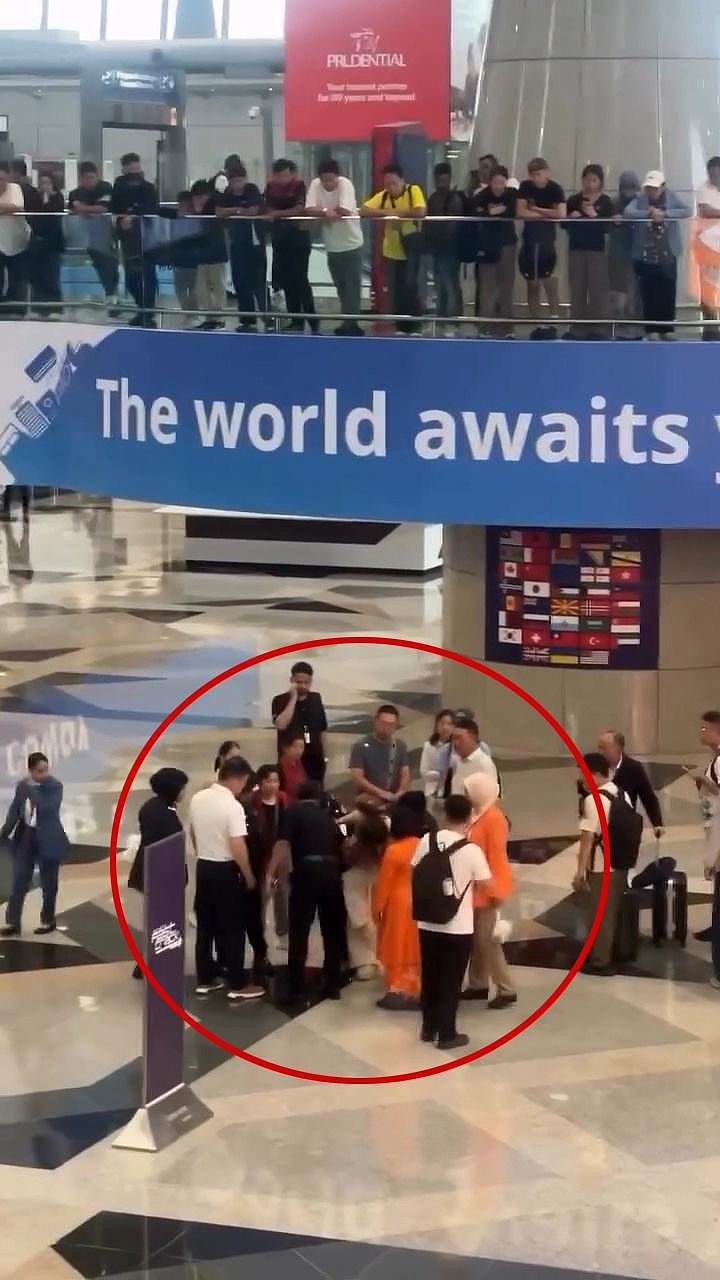 没钱买回国机票!中国女子大闹机场,硬闯禁区被警员抬走,恐判2年(视频/组图) - 2