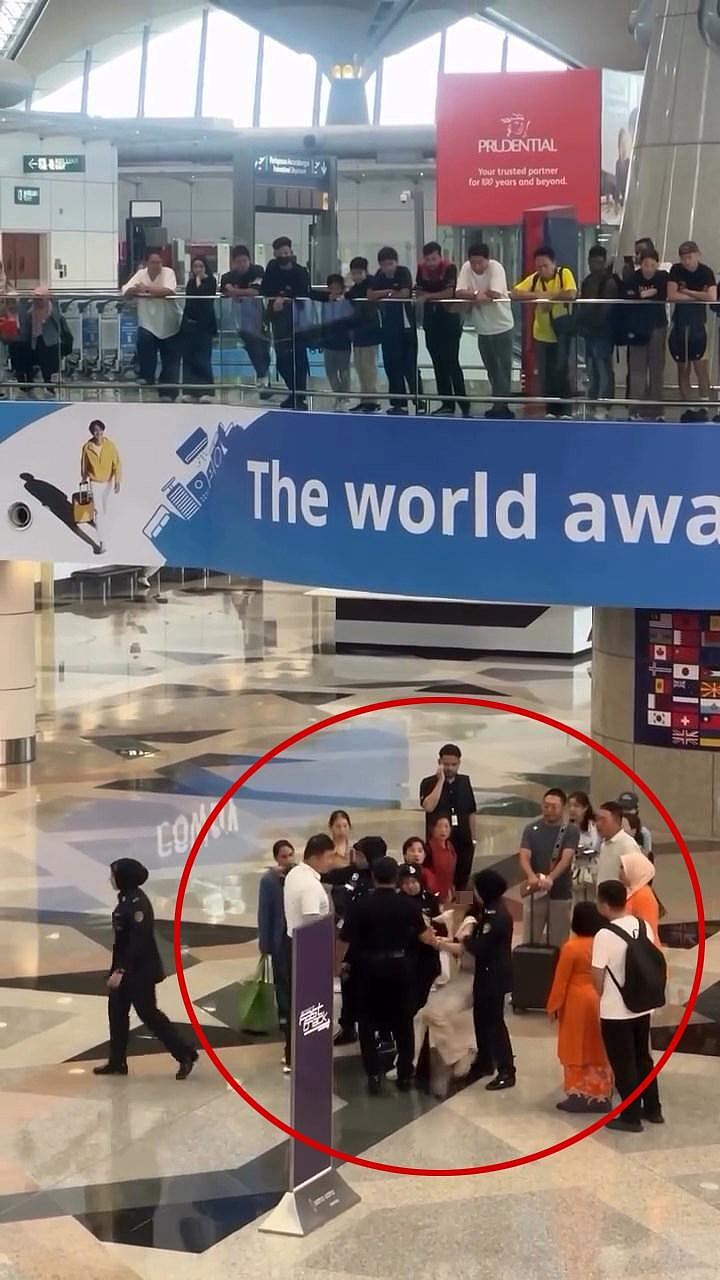 没钱买回国机票!中国女子大闹机场,硬闯禁区被警员抬走,恐判2年(视频/组图) - 4