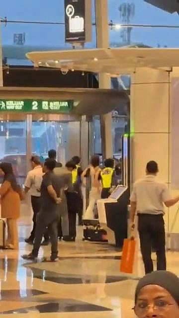 没钱买回国机票!中国女子大闹机场,硬闯禁区被警员抬走,恐判2年(视频/组图) - 5