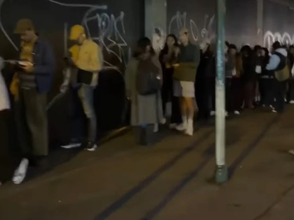 澳网红冰淇淋店“放大招”！每周一降价促销，多地门店大排长龙，有人苦等2小时（组图） - 5