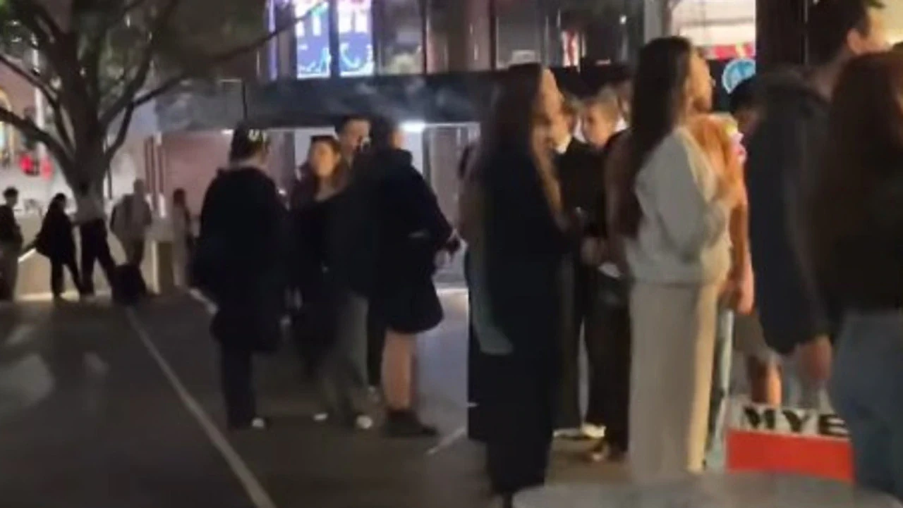 澳网红冰淇淋店“放大招”！每周一降价促销，多地门店大排长龙，有人苦等2小时（组图） - 9
