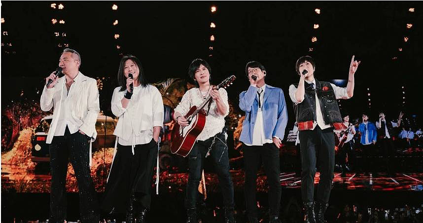 公厕竟成打卡热点!粉丝朝圣挤爆引民怨,五月天阿信致歉(图) - 1