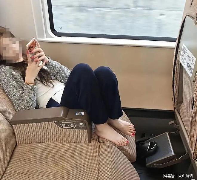 高铁一年轻女子裸足放座位上引争议！网友：只要漂亮，我极力支持（组图） - 2