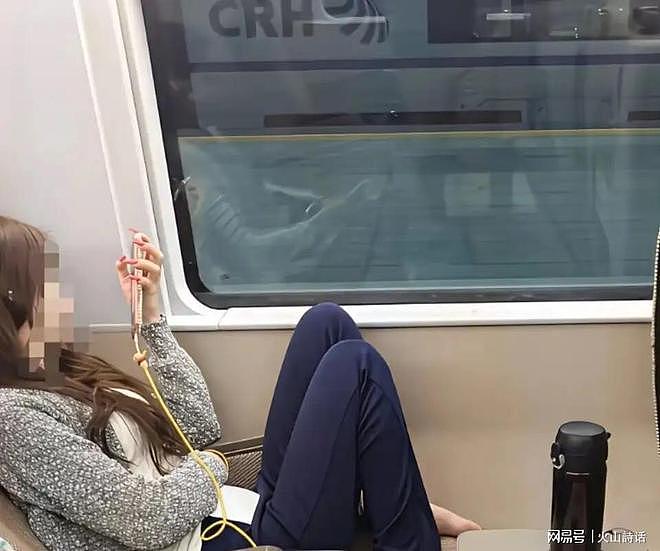 高铁一年轻女子裸足放座位上引争议！网友：只要漂亮，我极力支持（组图） - 3