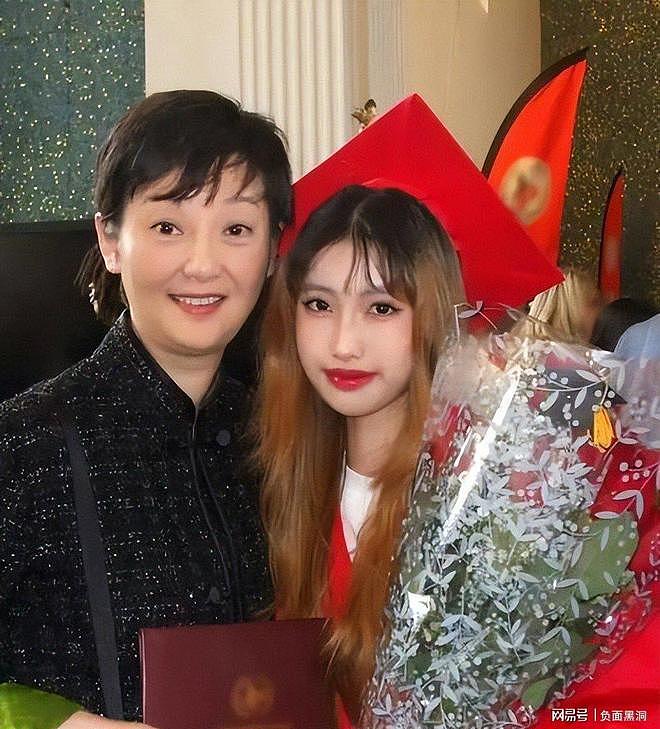 徐帆回应离婚仅九个月，冯小刚再惹争议，这次的“导火索”是养女（组图） - 4