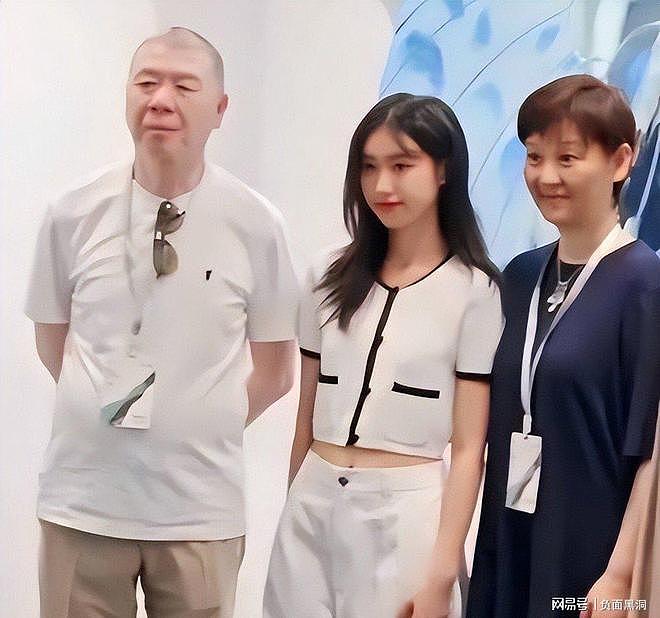 徐帆回应离婚仅九个月，冯小刚再惹争议，这次的“导火索”是养女（组图） - 5