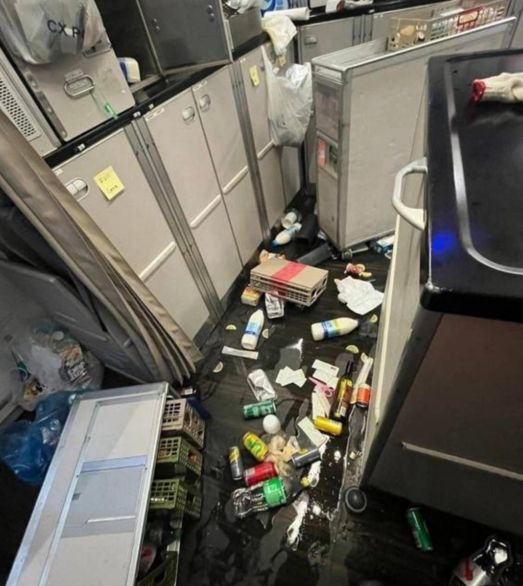 疯狂下坠“像跳楼机”！澳洲飞香港航班遭遇严重颠簸，饭菜飞溅10人受伤（组图） - 1
