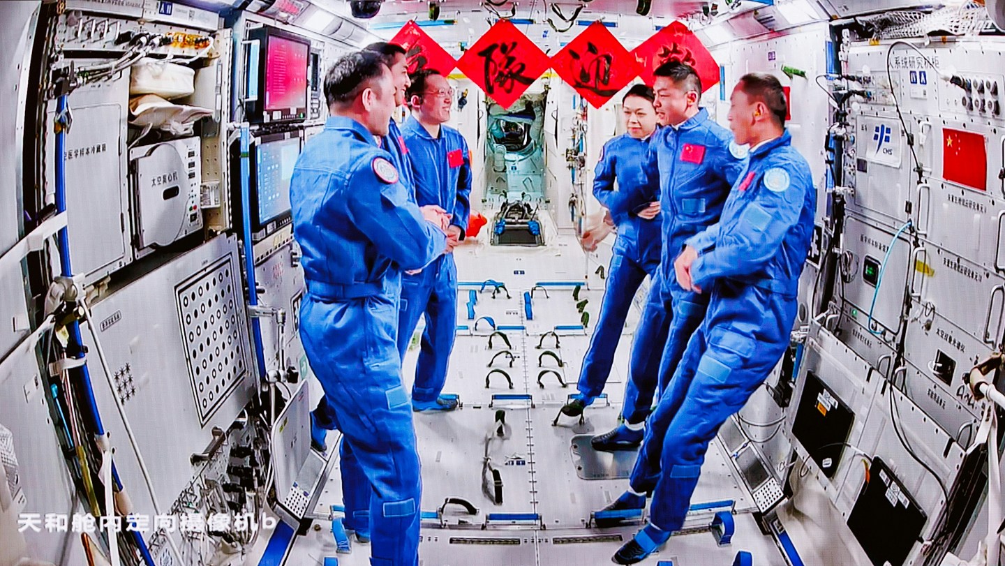 神舟二十三号|航天员顺利进驻太空站,与神二十一乘组太空会师(组图) - 2