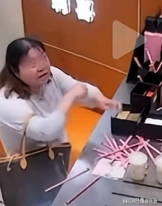 这位大姐彻底火了！因两根吸管大闹奶茶店，脸照曝光（组图） - 7