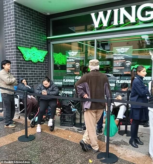 全年免单!Ashfield新店开业,食客雨夜搭篷苦等11小时(组图) - 4
