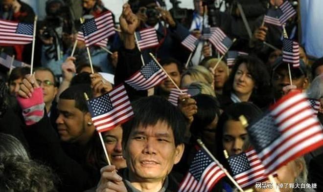 手里攥着美国绿卡，心里盼着中国崩盘？这帮“精英”赌输了国运（组图） - 5