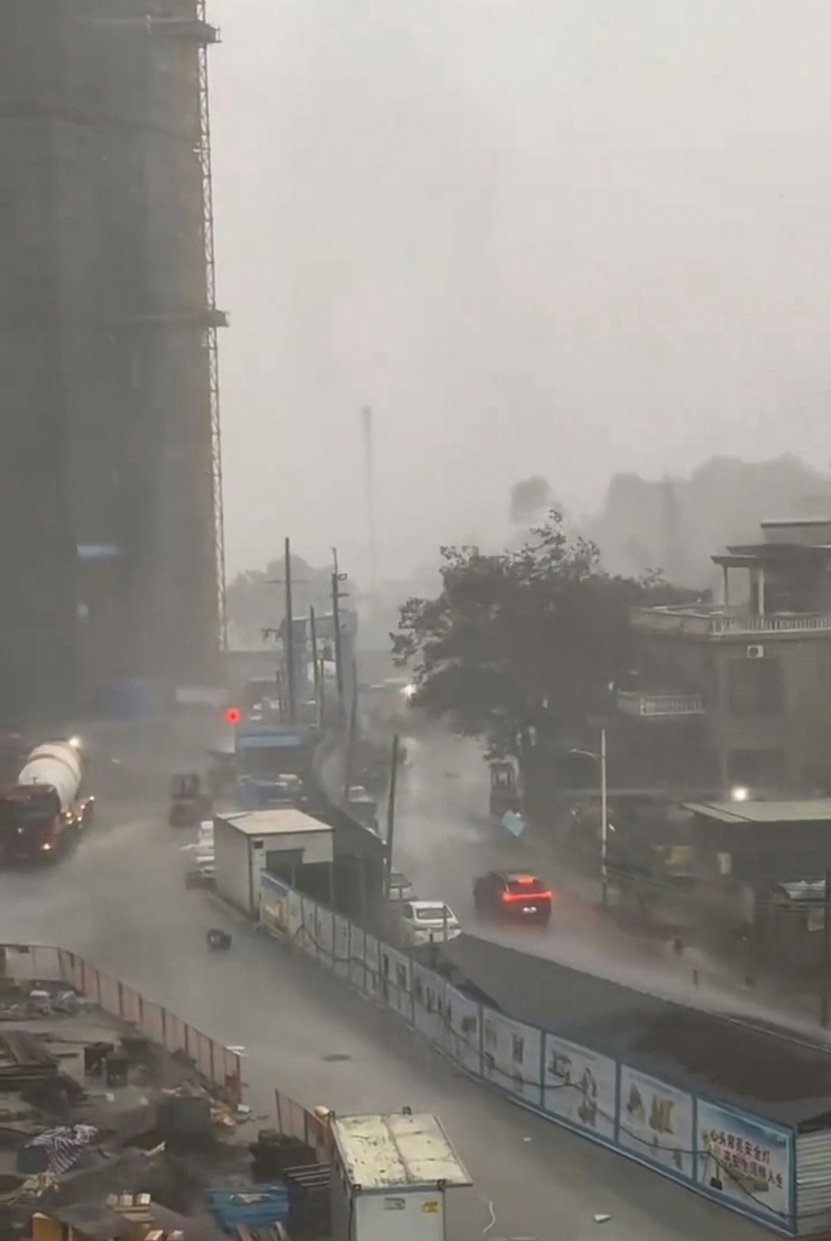 广州惊现龙卷风!肆虐3分钟掀翻工地建筑,大树连根拔起(视频/组图) - 3