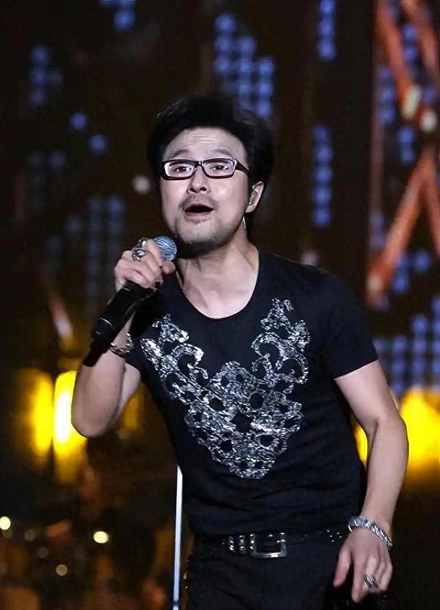 汪峰罕见集齐四娃!小苹果神似葛荟婕,二女儿首露面,幼子脸打码(组图) - 1