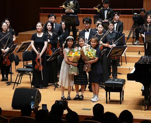 汪峰罕见集齐四娃!小苹果神似葛荟婕,二女儿首露面,幼子脸打码(组图) - 3