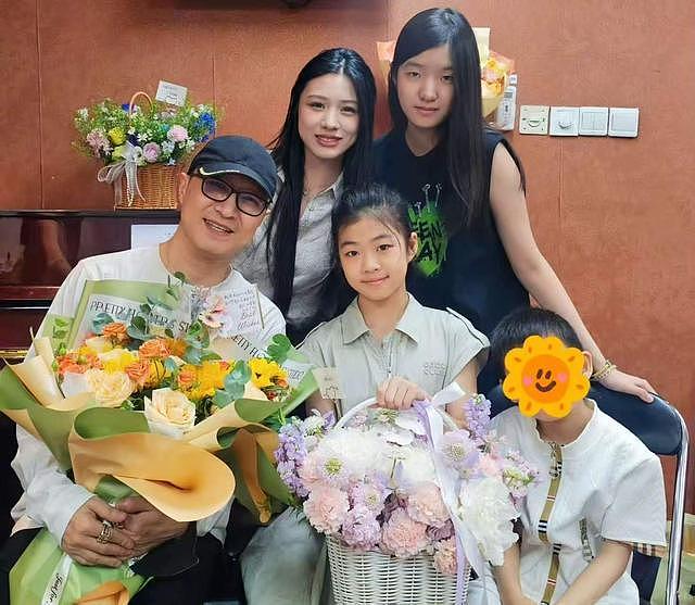 汪峰罕见集齐四娃!小苹果神似葛荟婕,二女儿首露面,幼子脸打码(组图) - 4