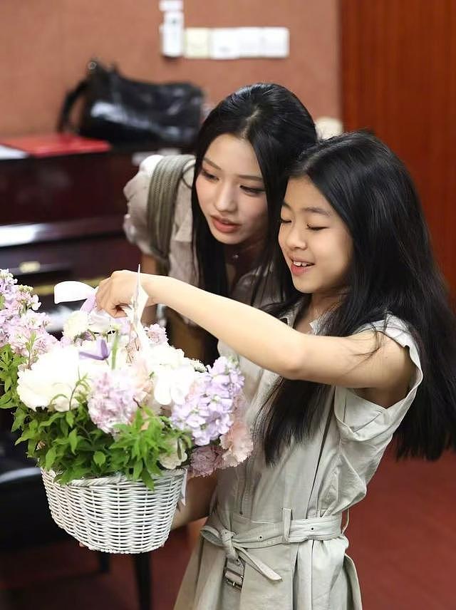 汪峰罕见集齐四娃!小苹果神似葛荟婕,二女儿首露面,幼子脸打码(组图) - 5