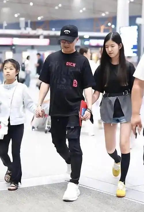汪峰罕见集齐四娃!小苹果神似葛荟婕,二女儿首露面,幼子脸打码(组图) - 6