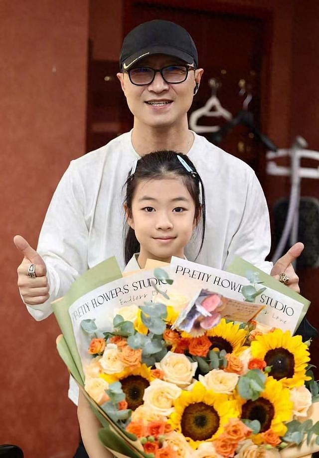 汪峰罕见集齐四娃!小苹果神似葛荟婕,二女儿首露面,幼子脸打码(组图) - 7