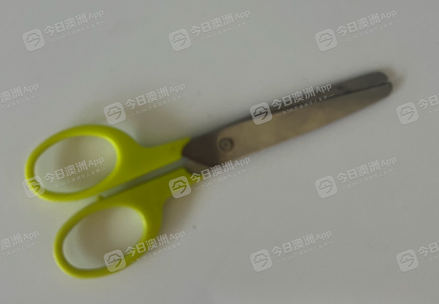 “差点伤到神经！”悉尼3岁华童幼儿园内割伤手指，接受全麻手术！家长质疑园方推责，后者回应：“处理符合要求”（视频/组图） - 4