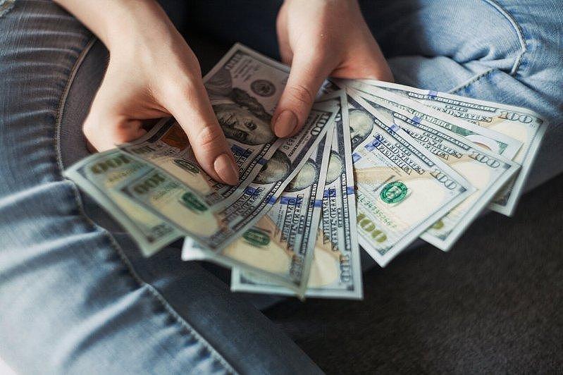 严厉打击移民向海外家人汇款,美新提案拟征25%高额汇款税(组图) - 1