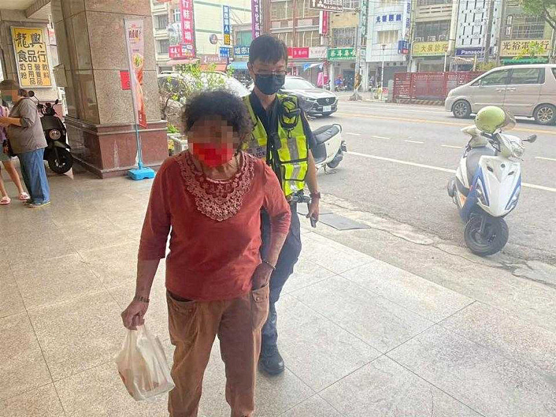 72岁失智老员工疑遭逼签离职，家属控：奉献36年被无情切割（组图） - 2