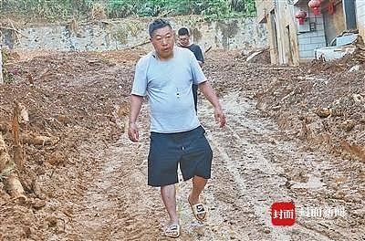 洪水泥浆中抱树求生成“泥人”,当事人回应:乡亲们安全,路抢通,比啥都强(组图) - 3