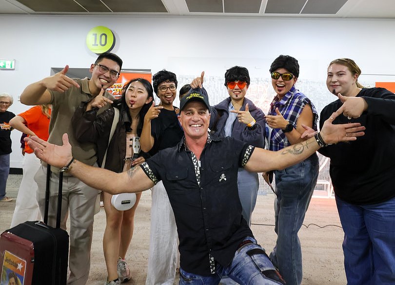 “这是我最疯狂的一次演出!”澳知名歌手在三万英尺高空开唱,台下全长同一张脸 - 1
